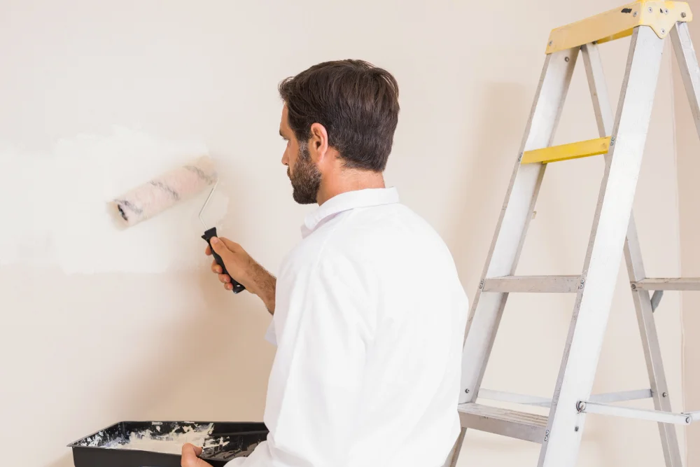 Hombre pintando obra
