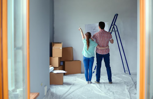 pareja viendo planos de la remodelación de su casa