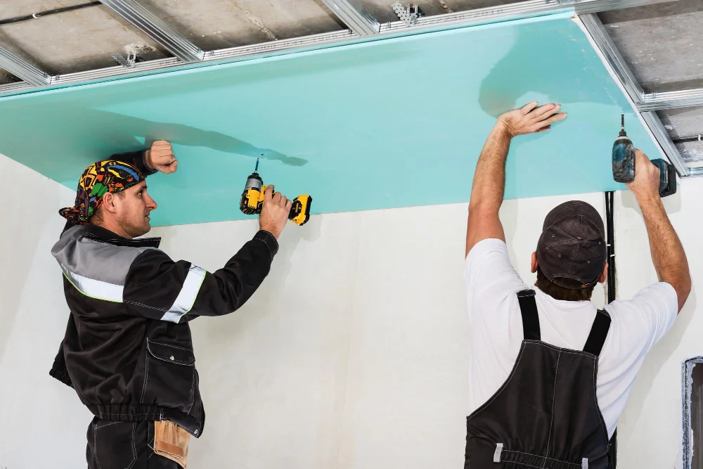 Trabajador experto en acabados en drywall